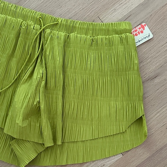 NWT - Free People Shirr Enough High Waist Crinkle Lime Shorts - Large - Picture 4 of 8